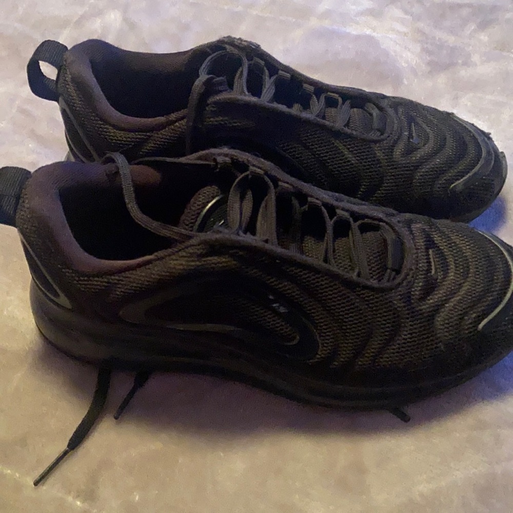 Boys size 4 Nike Airmax